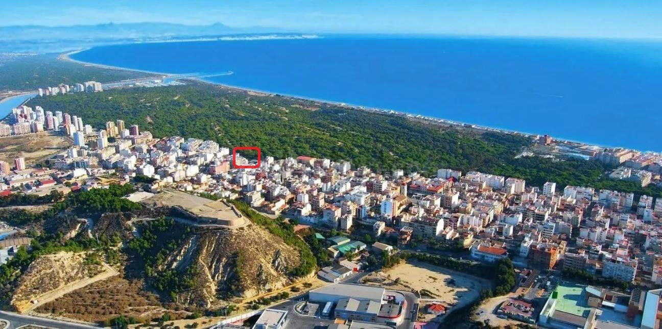 Parcela urbana de más de 400 m2 en Guardamar con dos orienta