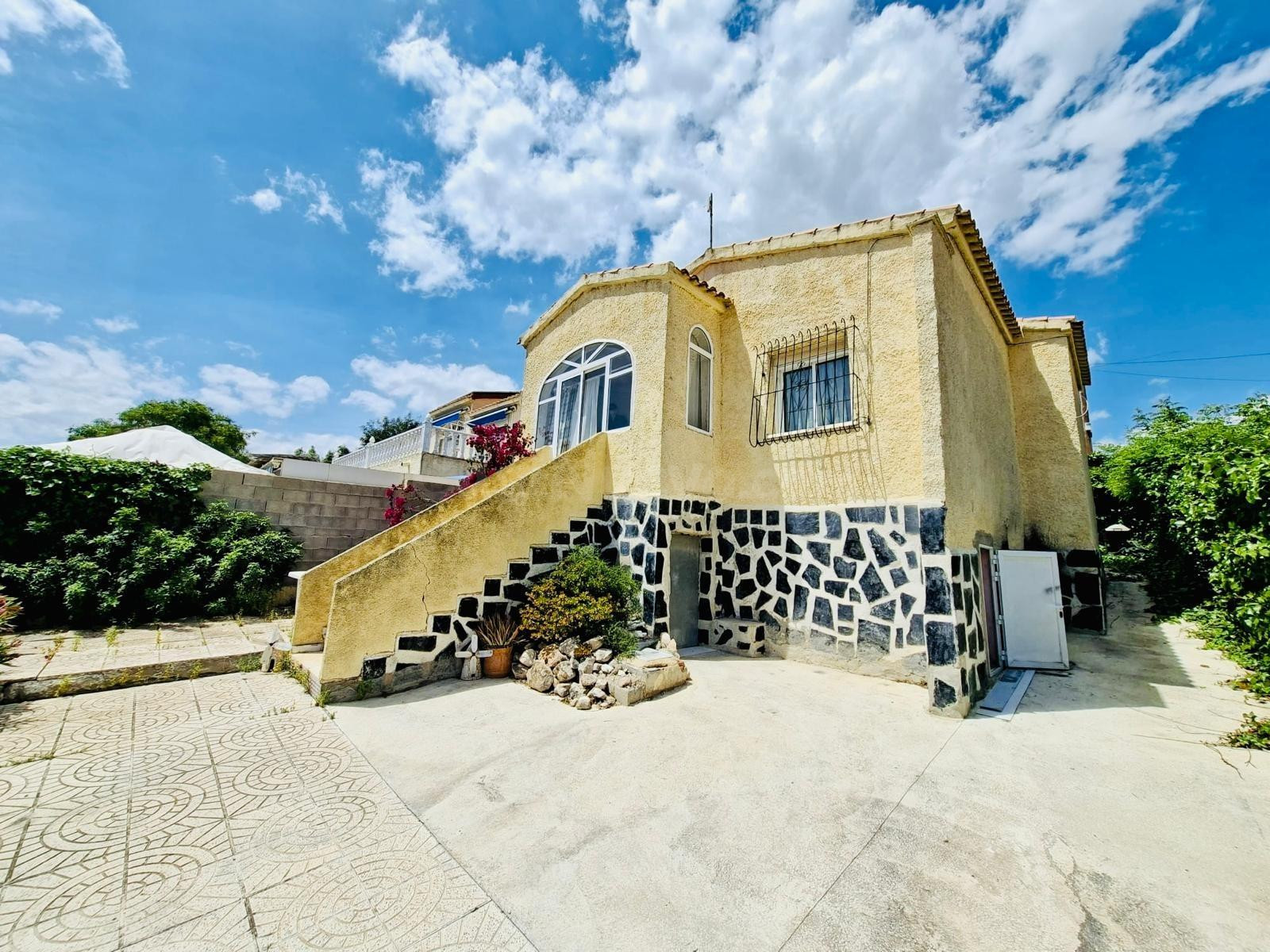 Villa privada en Urbanización La Marina con 250 m2 de parcel