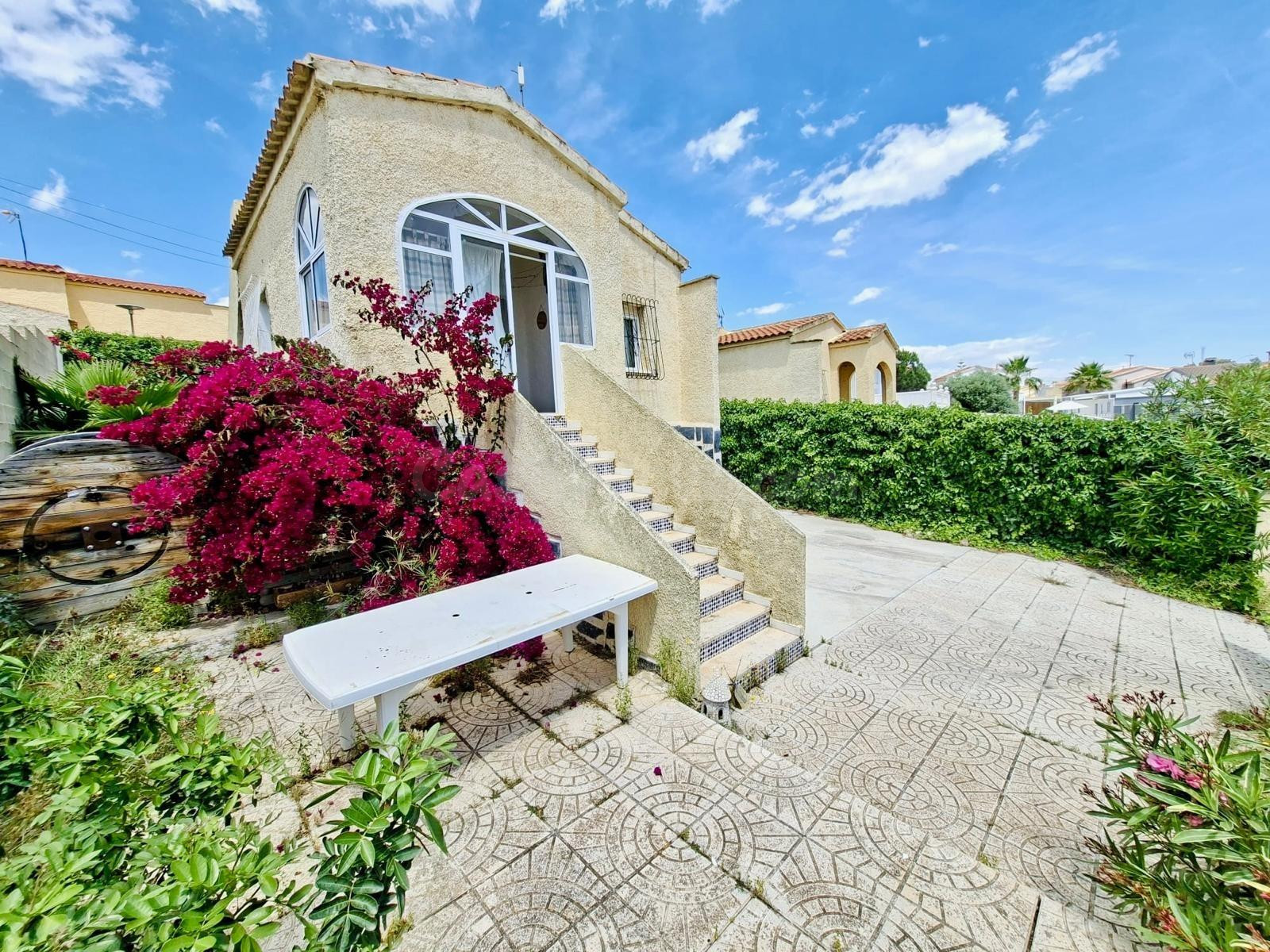 Villa privada en Urbanización La Marina con 250 m2 de parcel - foto 2