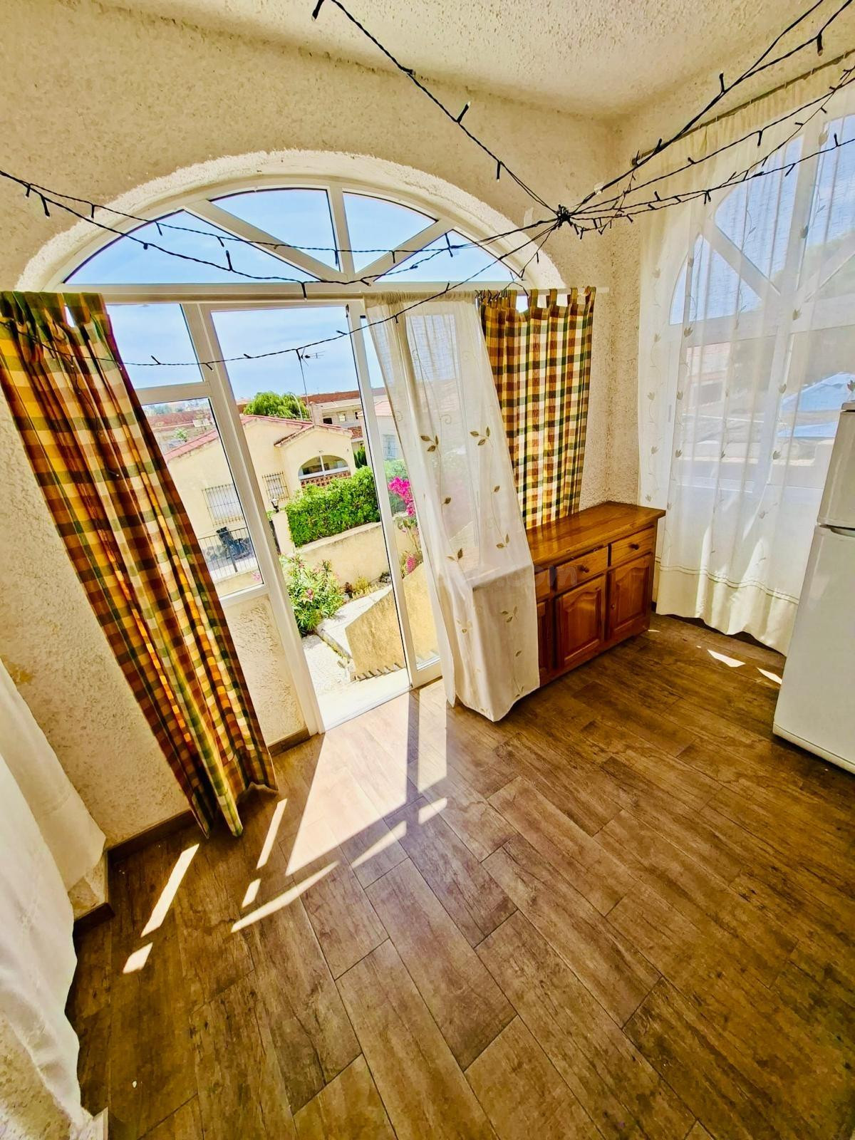 Villa privada en Urbanización La Marina con 250 m2 de parcel - foto 4