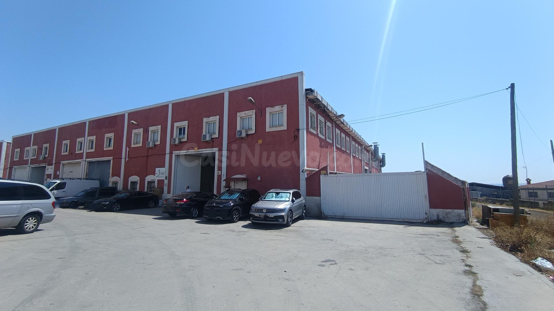 FANTÁSTICA NAVE DE 1.118M2 CON PATIO DE 500M2