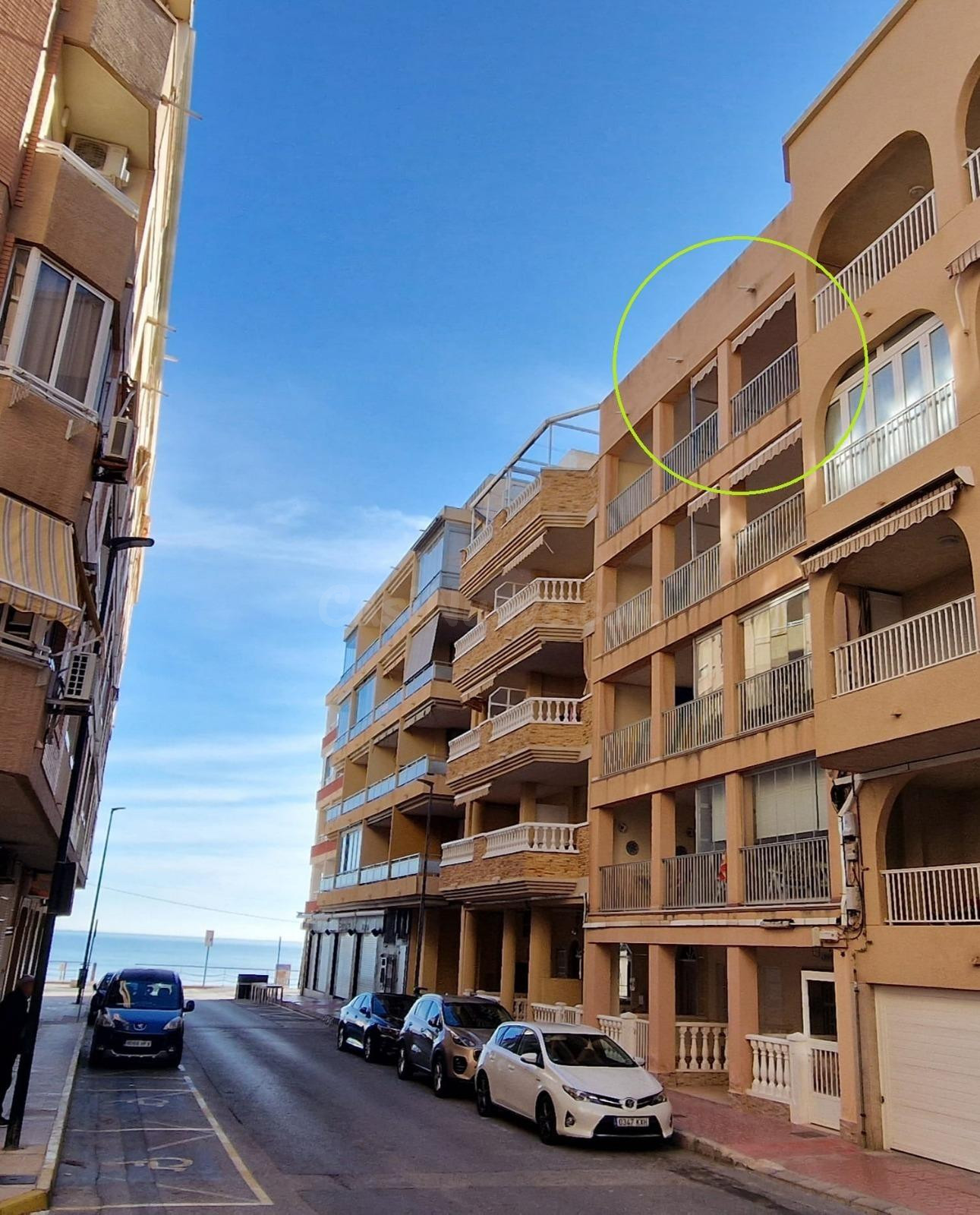 Se vende piso en primera linea lateral al mar con enorme terraza.