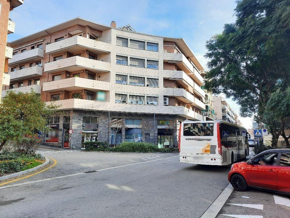 LOCAL COMERCIAL EN RIPOLLET