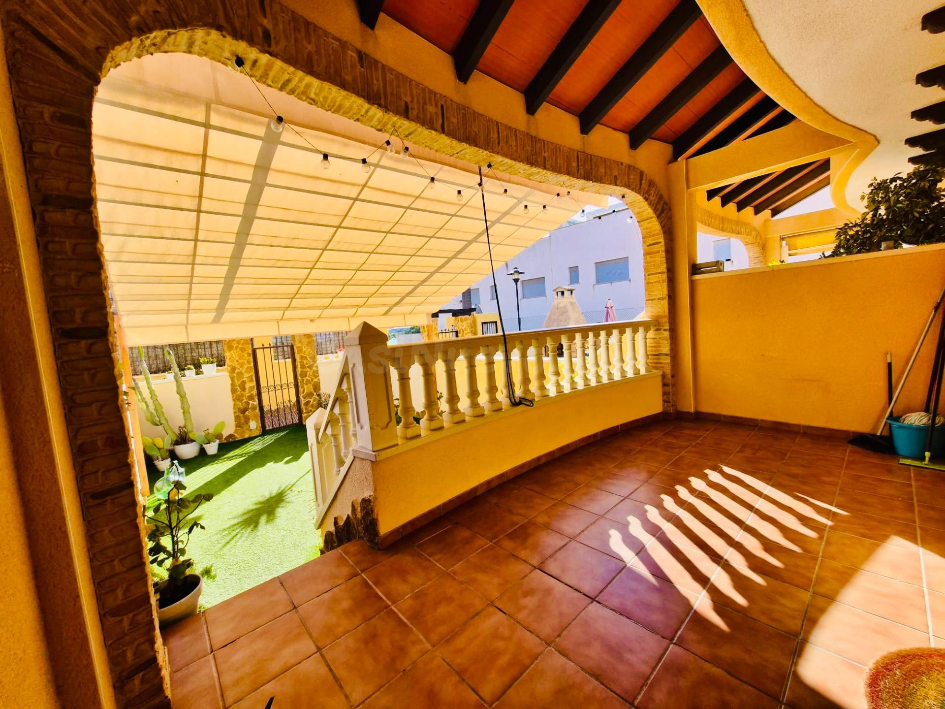 Casa adosada renovada en Guardamar del Segura con parking y  - foto 2