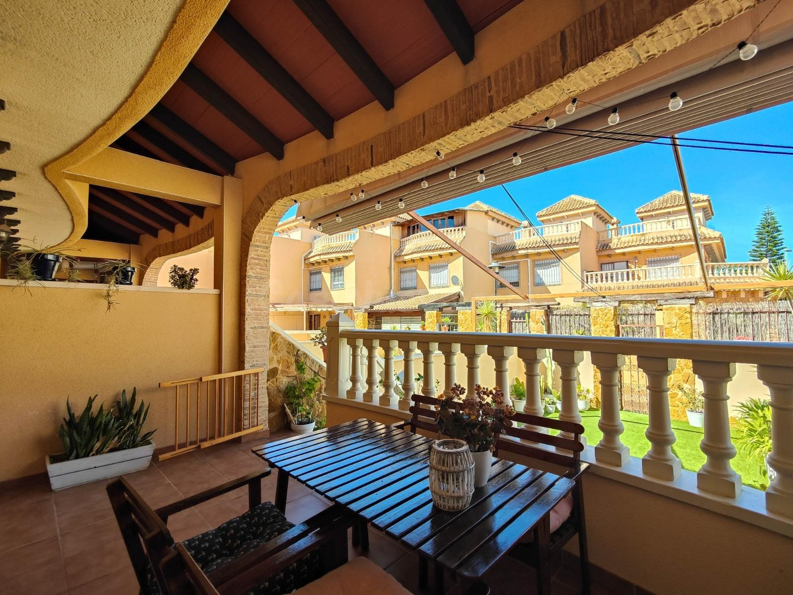 Casa adosada renovada en Guardamar del Segura con parking y  - foto 3