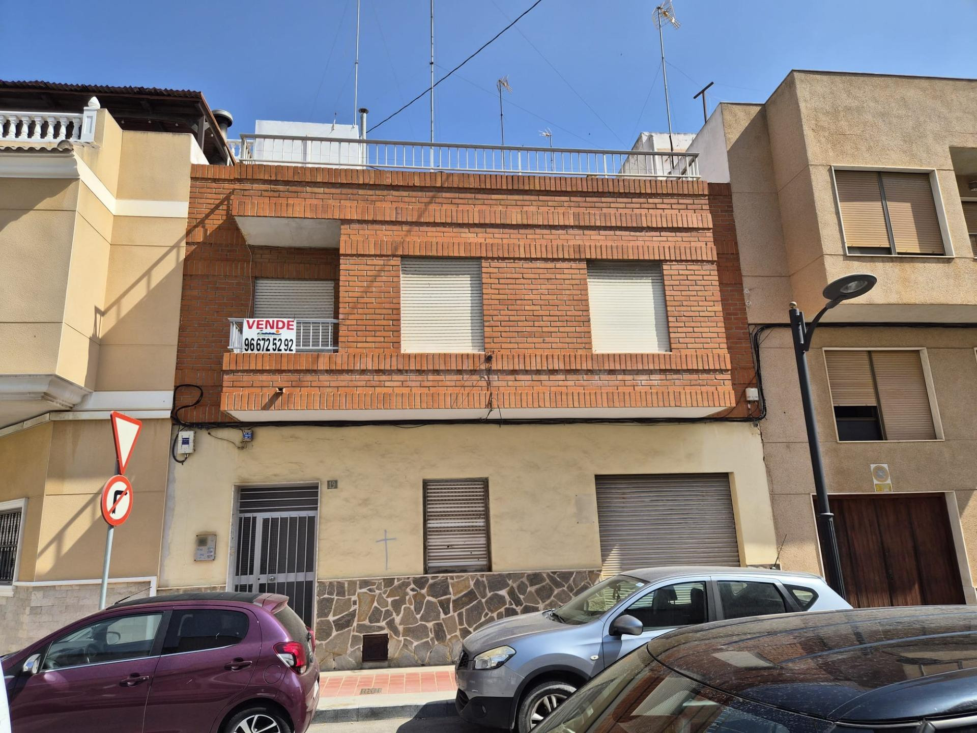 Casa unifamiliar de dos plantas con amplia cochera, solarium y trastero.