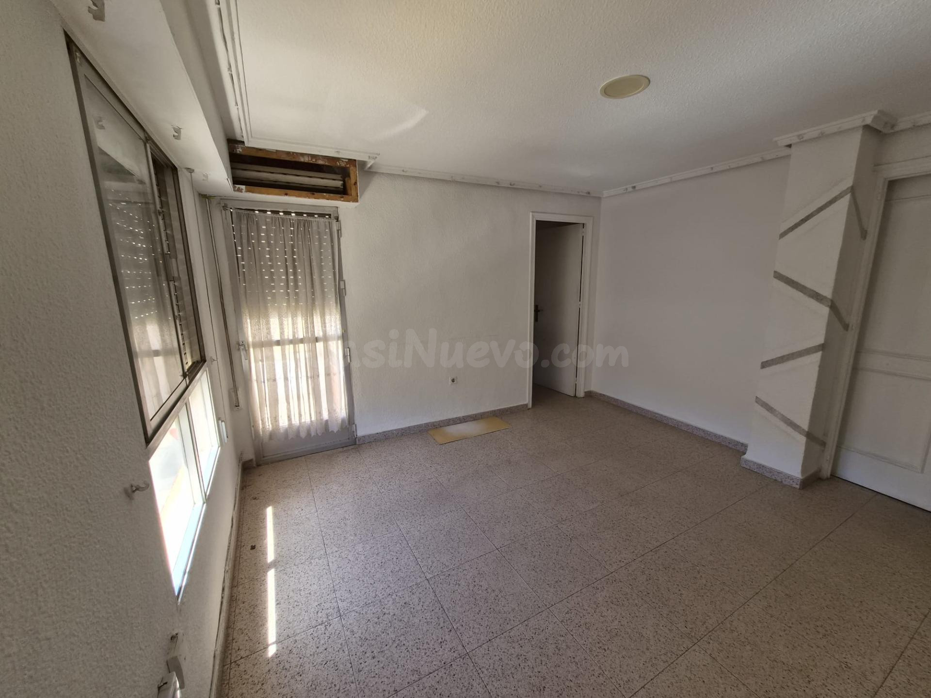 Casa unifamiliar de dos plantas con amplia cochera, solarium - foto 2