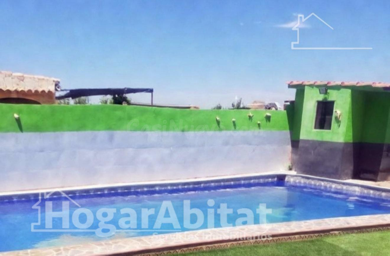 CHALET RÚSTICO CON PISCINA, TERRAZA Y PARKING - foto 2