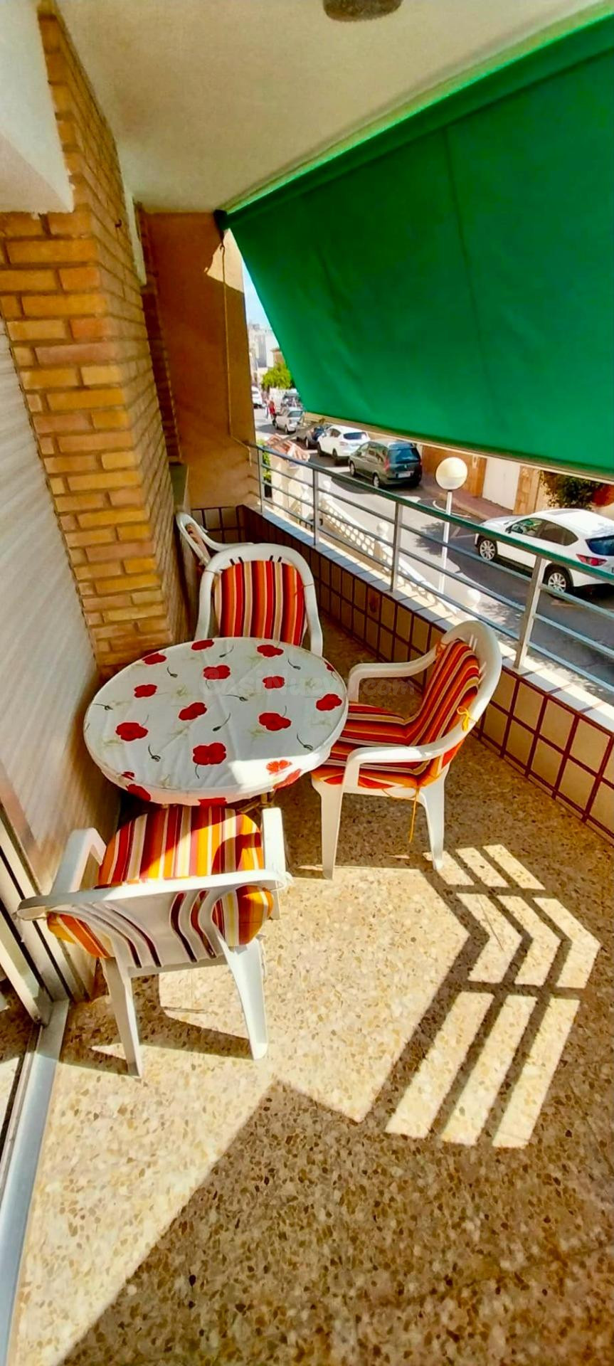 Piso totalmente exterior a pocos pasos del mar en Guardamar. - foto 5