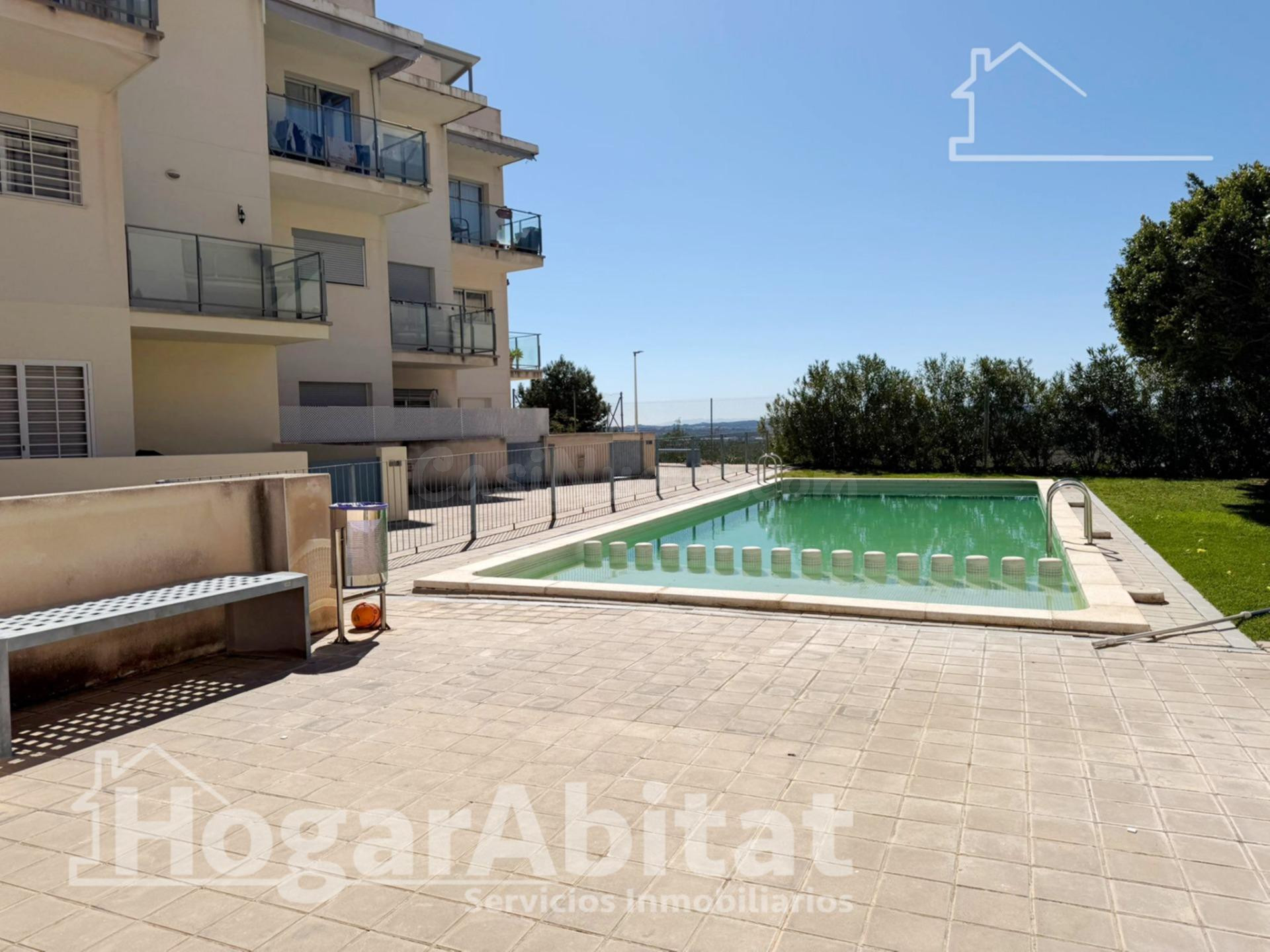 SEMINUEVO CON PISCINA, GARAJE  Y DOS TERRAZAS CERCA DEL METR
