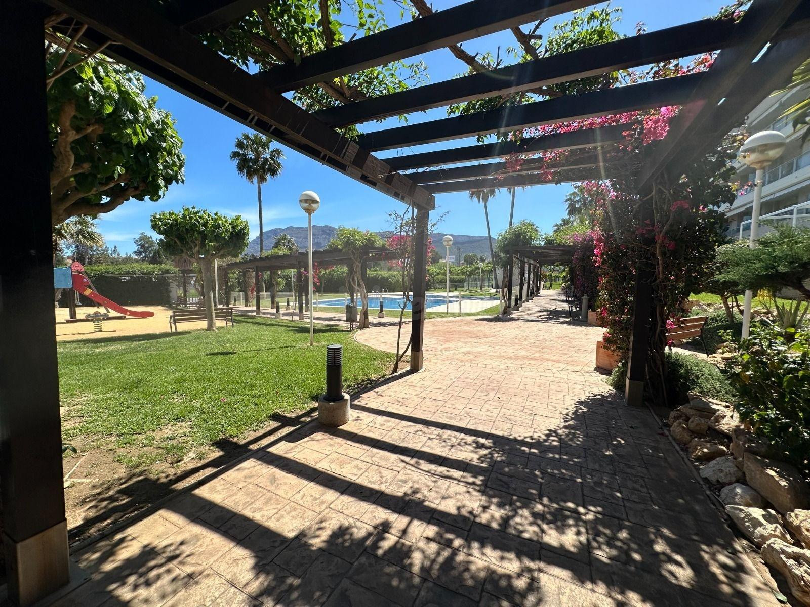 EXCLUSIVO APARTAMENTO A 300 m DE LA PLAYA EN DÉNIA, CON  GAR