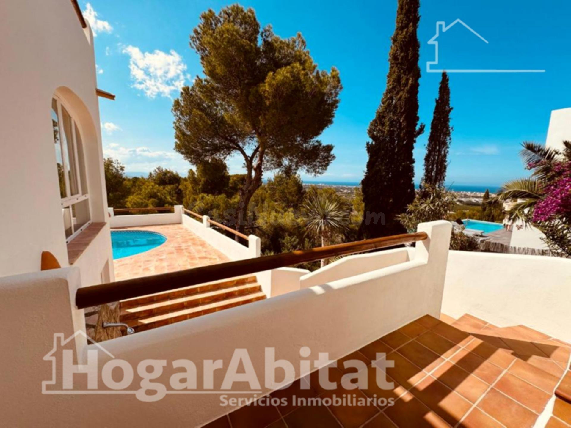 PRECIOSO CHALET CON PISCINA, 3 TERRAZAS, GARAJE Y LICENCIA T - foto 3