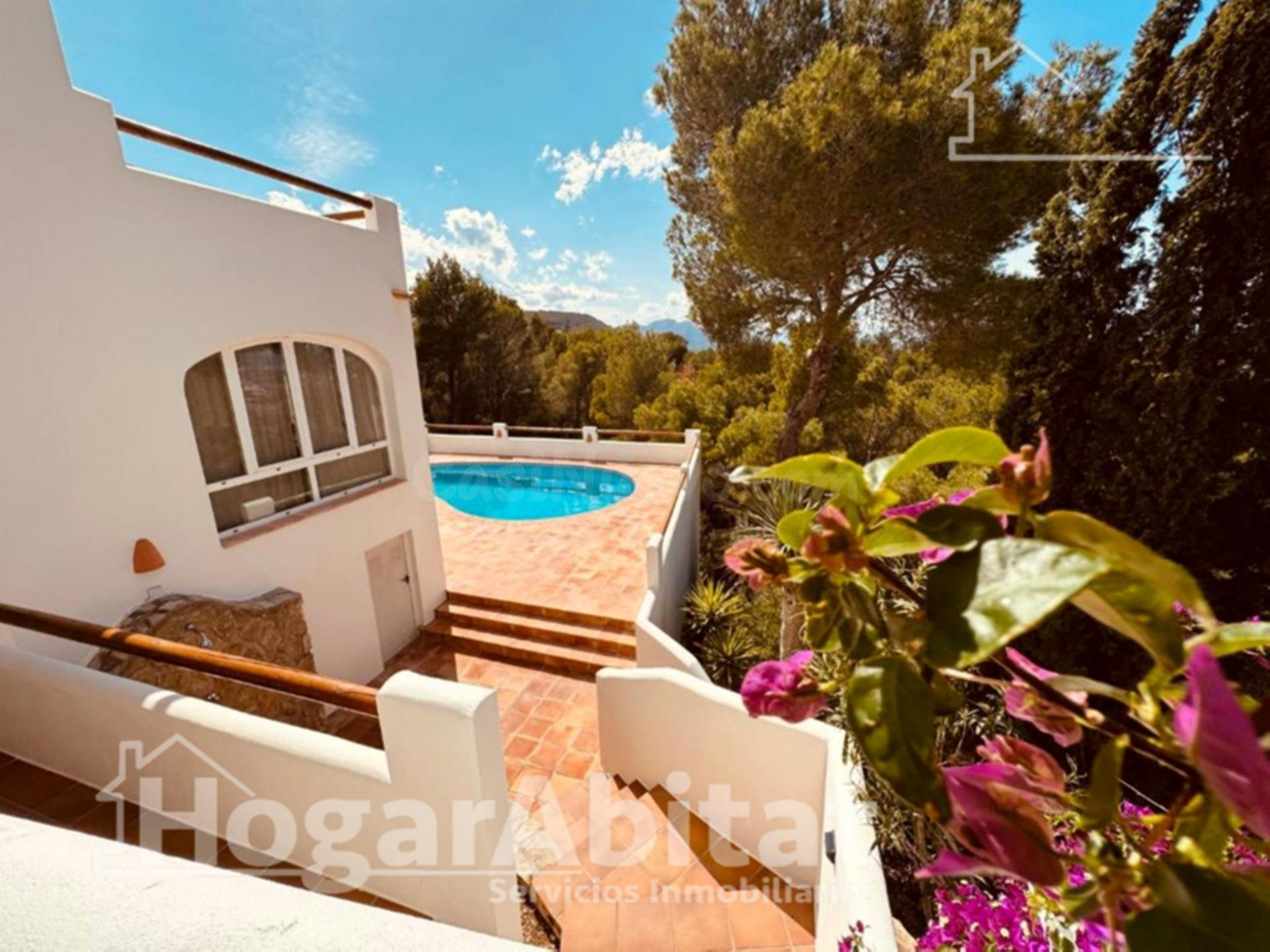 PRECIOSO CHALET CON PISCINA, 3 TERRAZAS, GARAJE Y LICENCIA T - foto 4