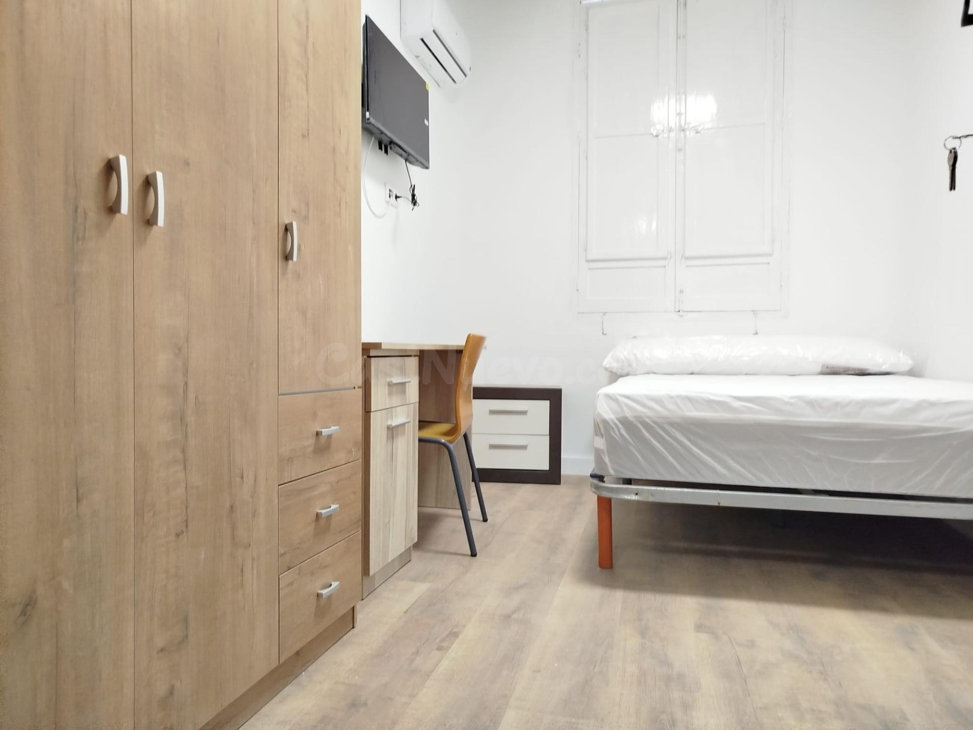 Habitación equipada junto al Puente Nuevo – ¡Ubicación Premium! - foto 2
