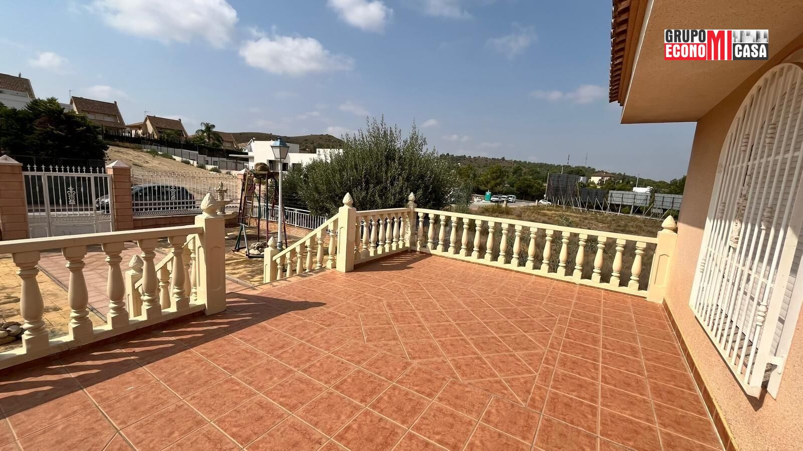 Chalet independiente con piscina y gran parcela de 1.000 m2  - foto 2