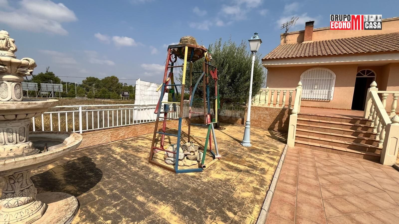 Chalet independiente con piscina y gran parcela de 1.000 m2  - foto 4