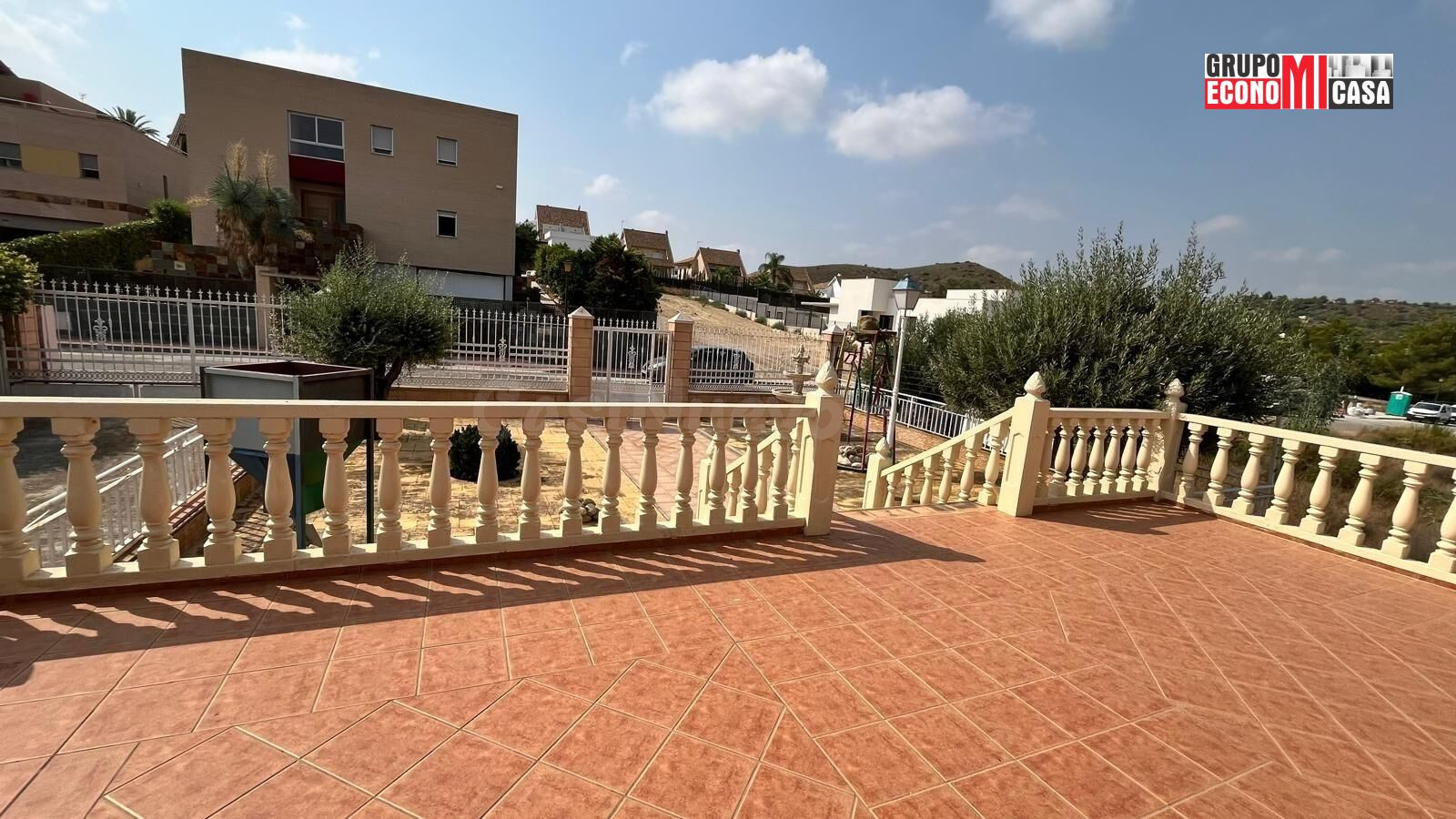 Chalet independiente con piscina y gran parcela de 1.000 m2  - foto 5