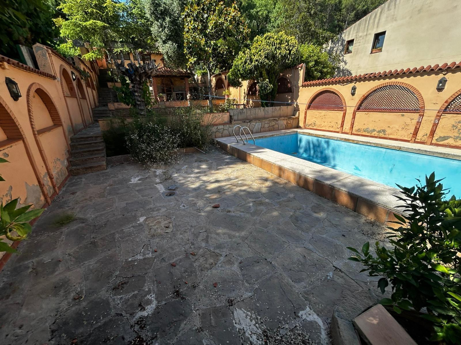 CHALET PAREADO EN VACARISSES