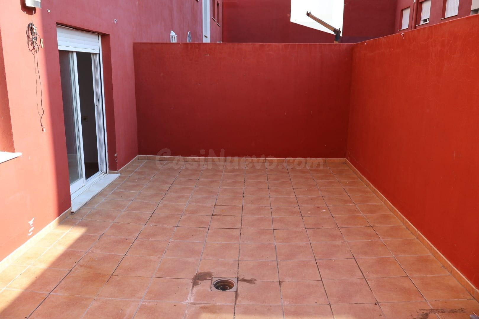 PISO CON AMPLIA TERRAZA, GARAJE Y TRASTERO - foto 2