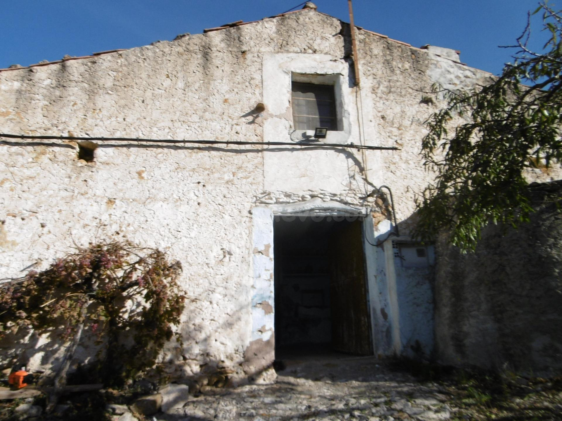 DOS MASÍAS EN VENTA EN UNA MISMA PARCELA CON LUZ Y TERRENO