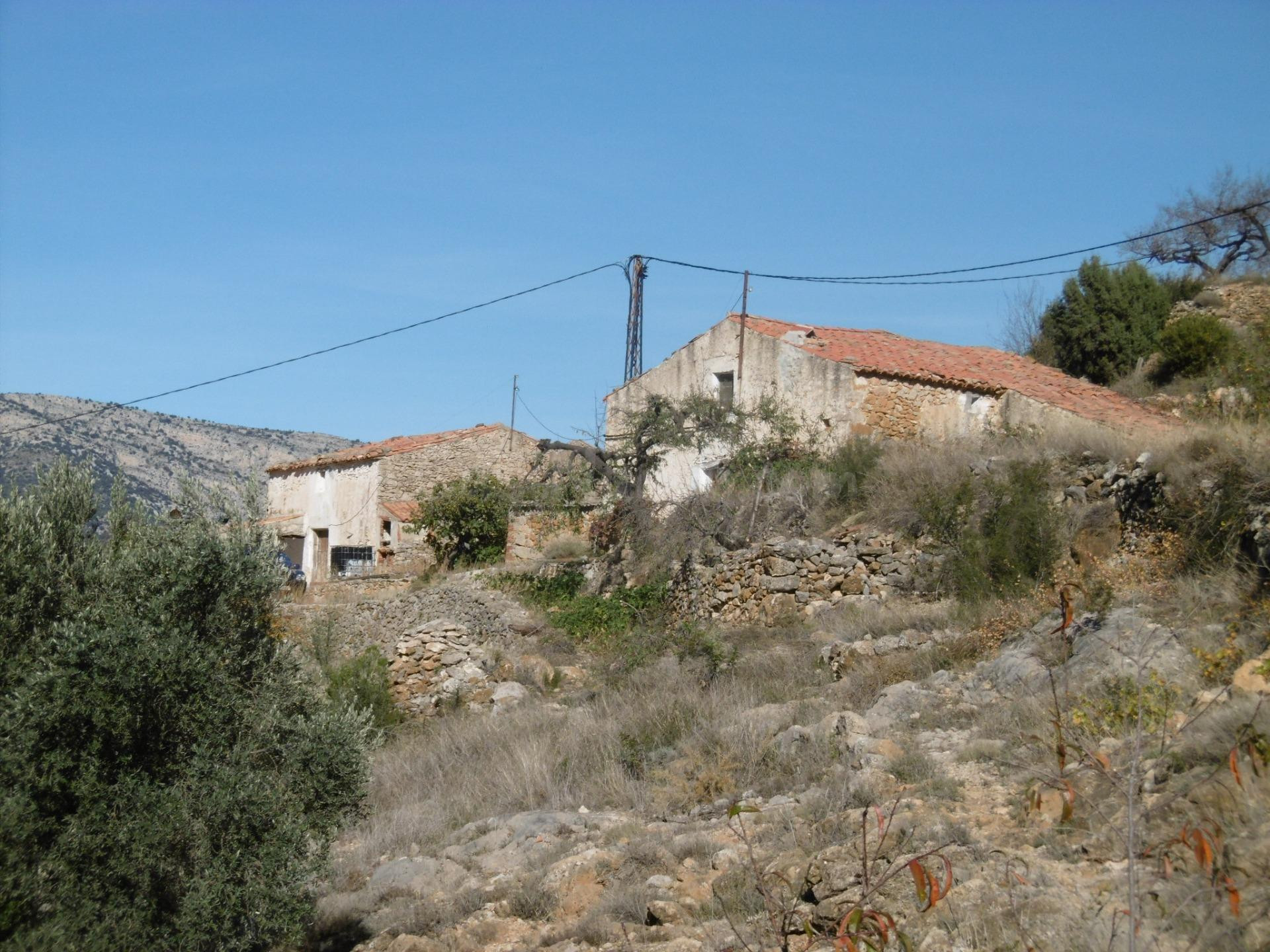 DOS MASÍAS EN VENTA EN UNA MISMA PARCELA CON LUZ Y TERRENO - foto 4