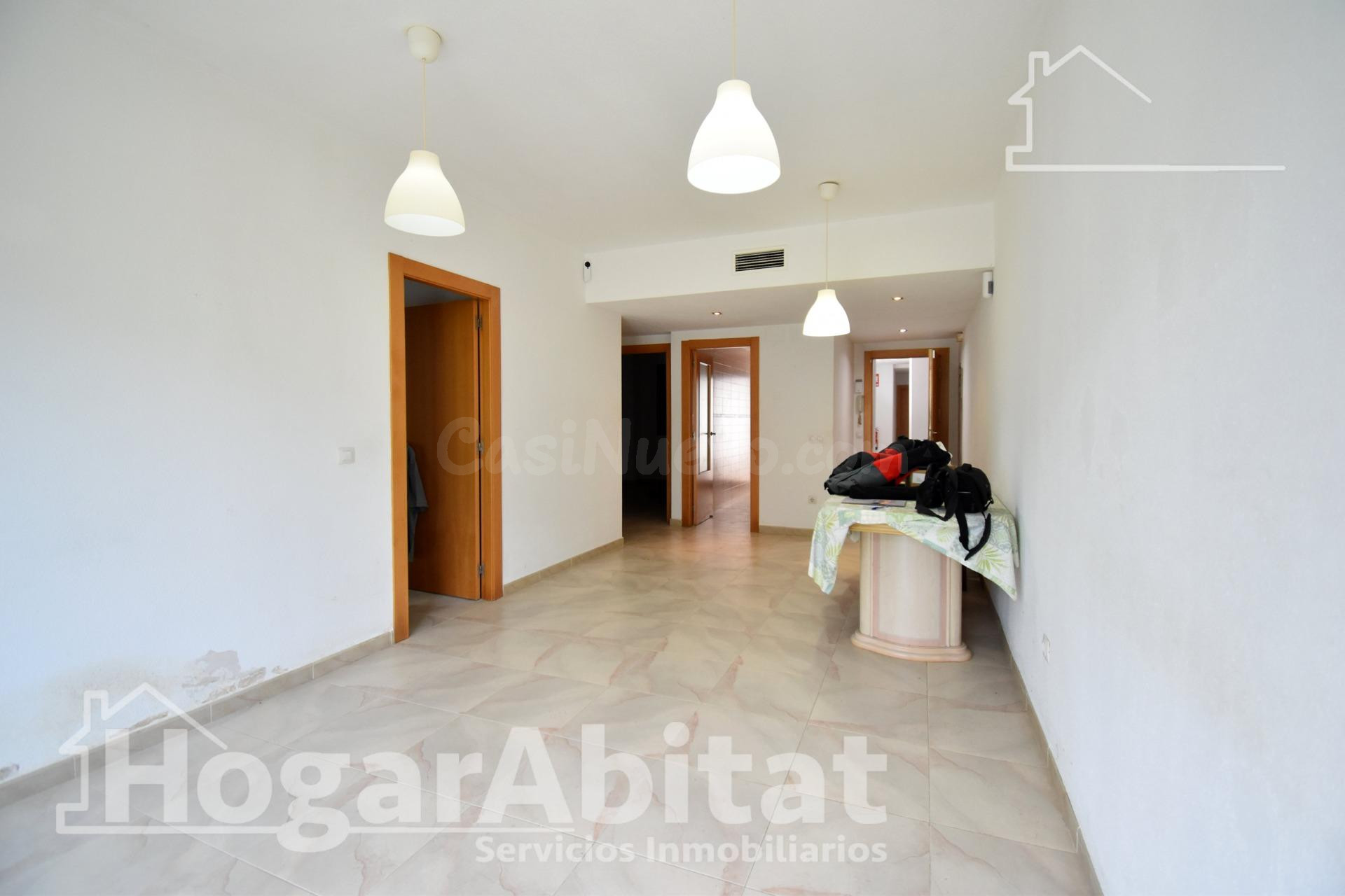 ¡GRAN OPORTUNIDAD! SEMINUEVO Y EXTERIOR CON BALCÓN GARAJE Y  - foto 3