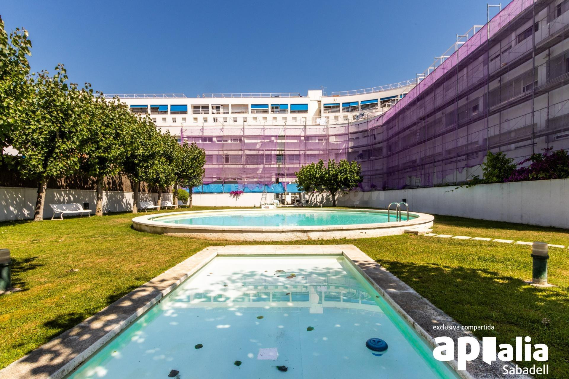 Vivir en “El Barco” de Sabadell: vivienda reformada con pisc - foto 2