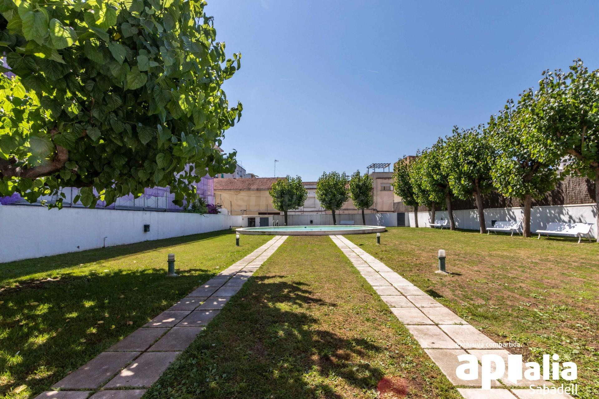 Vivir en “El Barco” de Sabadell: vivienda reformada con pisc - foto 4