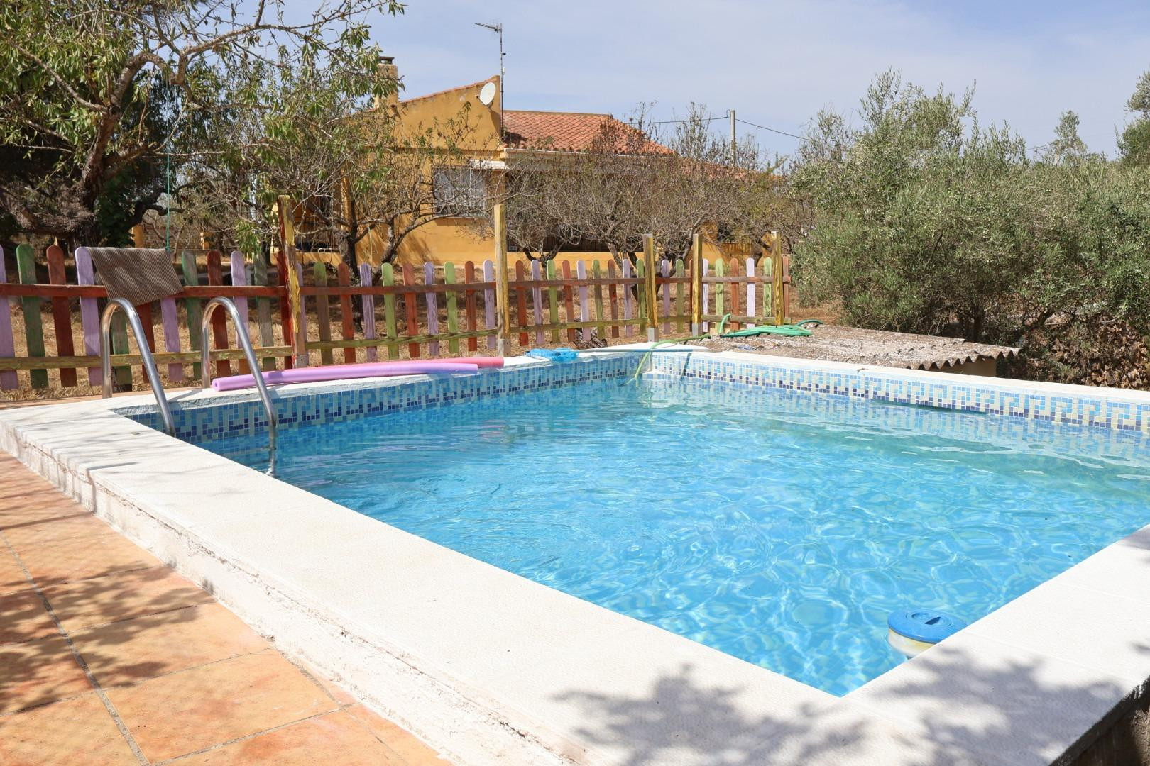 CHALET EN VENTA CON TERRENO Y PISCINA EN VALL D´ALBA