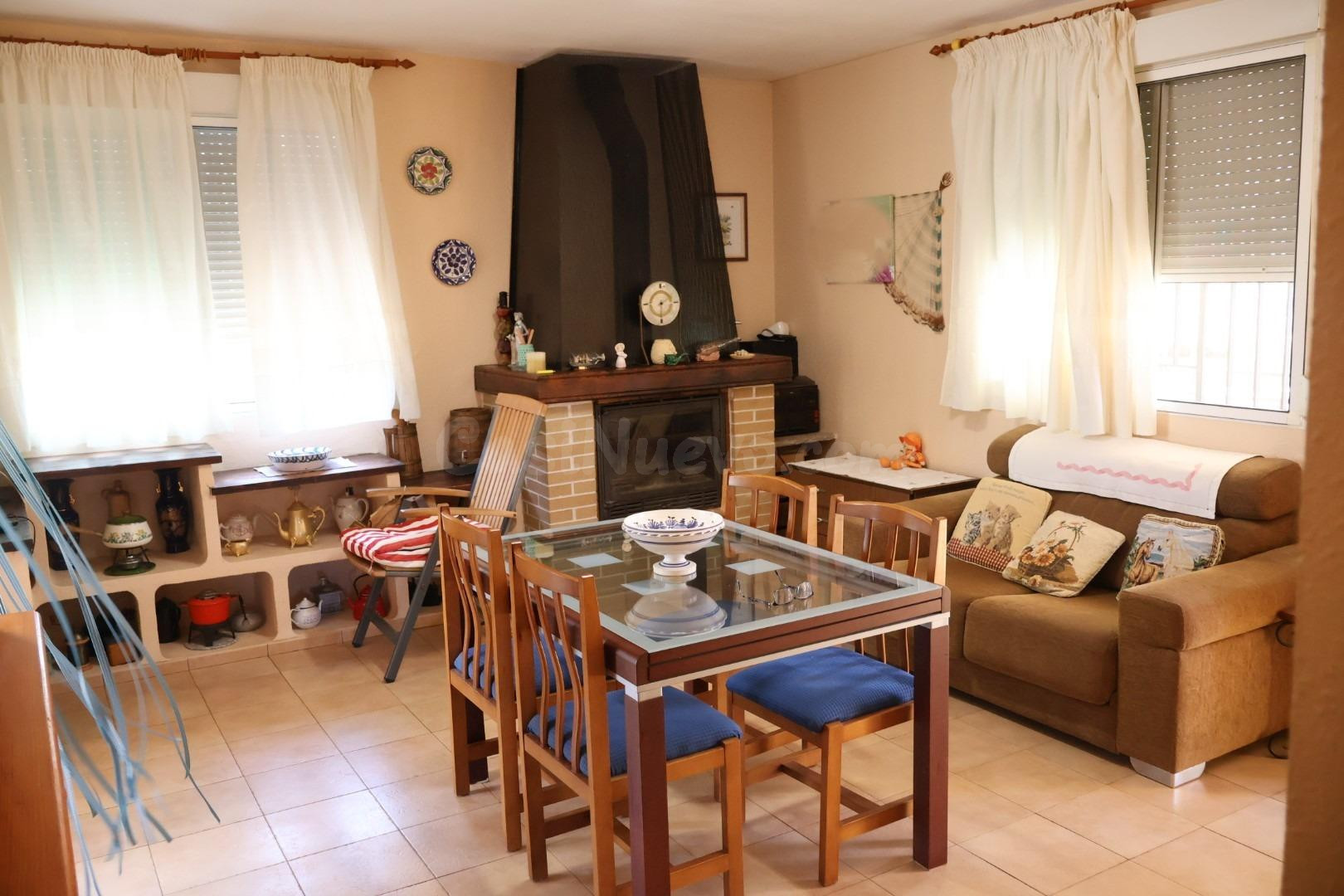 CHALET EN VENTA CON TERRENO Y PISCINA EN VALL D´ALBA - foto 2
