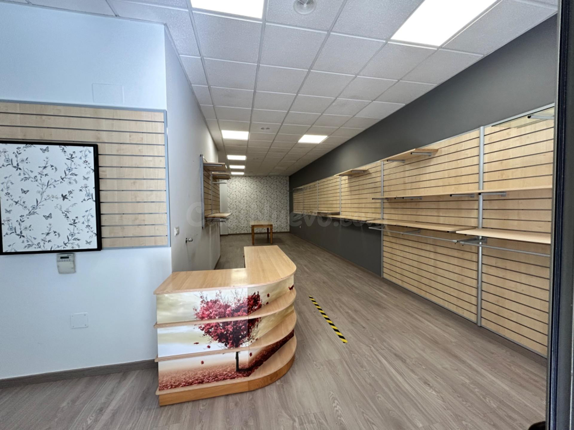 SE VENDE O SE ALQUILA LOCAL COMERCIAL EN PLENA CALLE PEATONAL DE BOIRO
