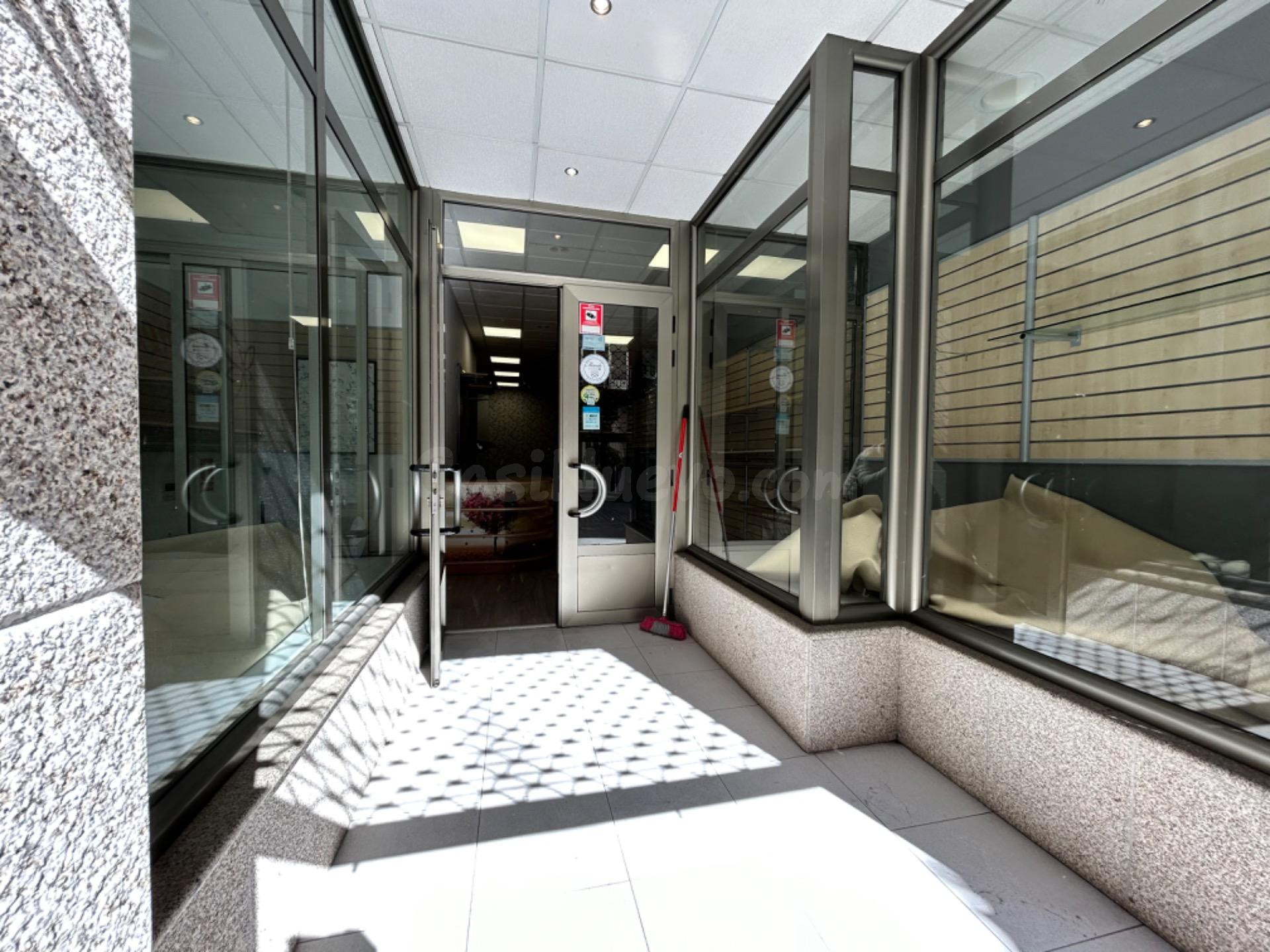 SE VENDE O SE ALQUILA LOCAL COMERCIAL EN PLENA CALLE PEATONA - foto 2