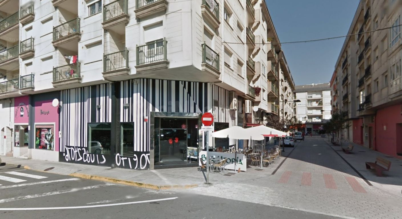 BAJO COMERCIAL EN CALLE PEATONAL 150M2 - foto 3