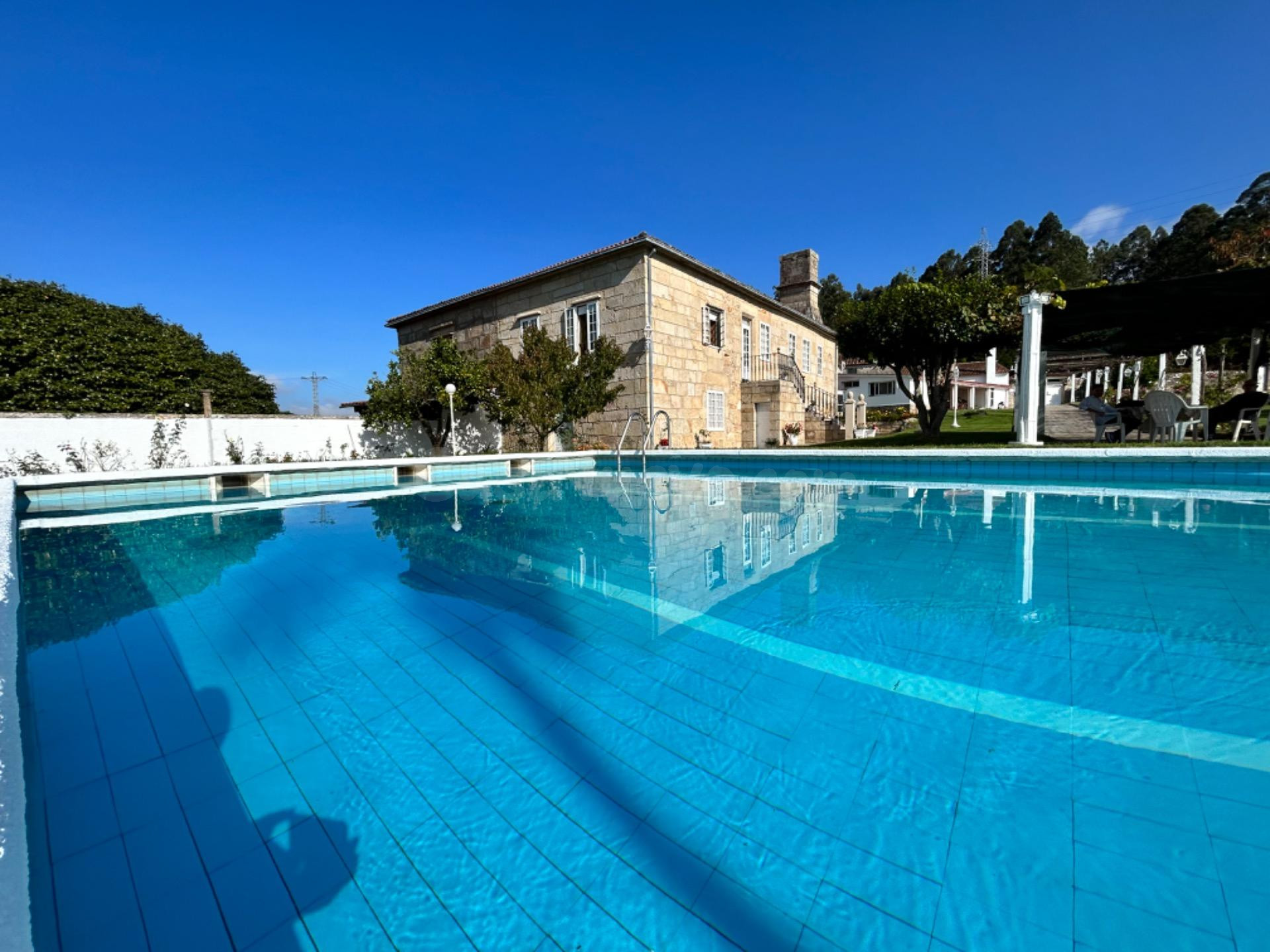 SE VENDE ESPECTACULAR CASA CON PISCINA Y AMPLIO JARDÍN CON A