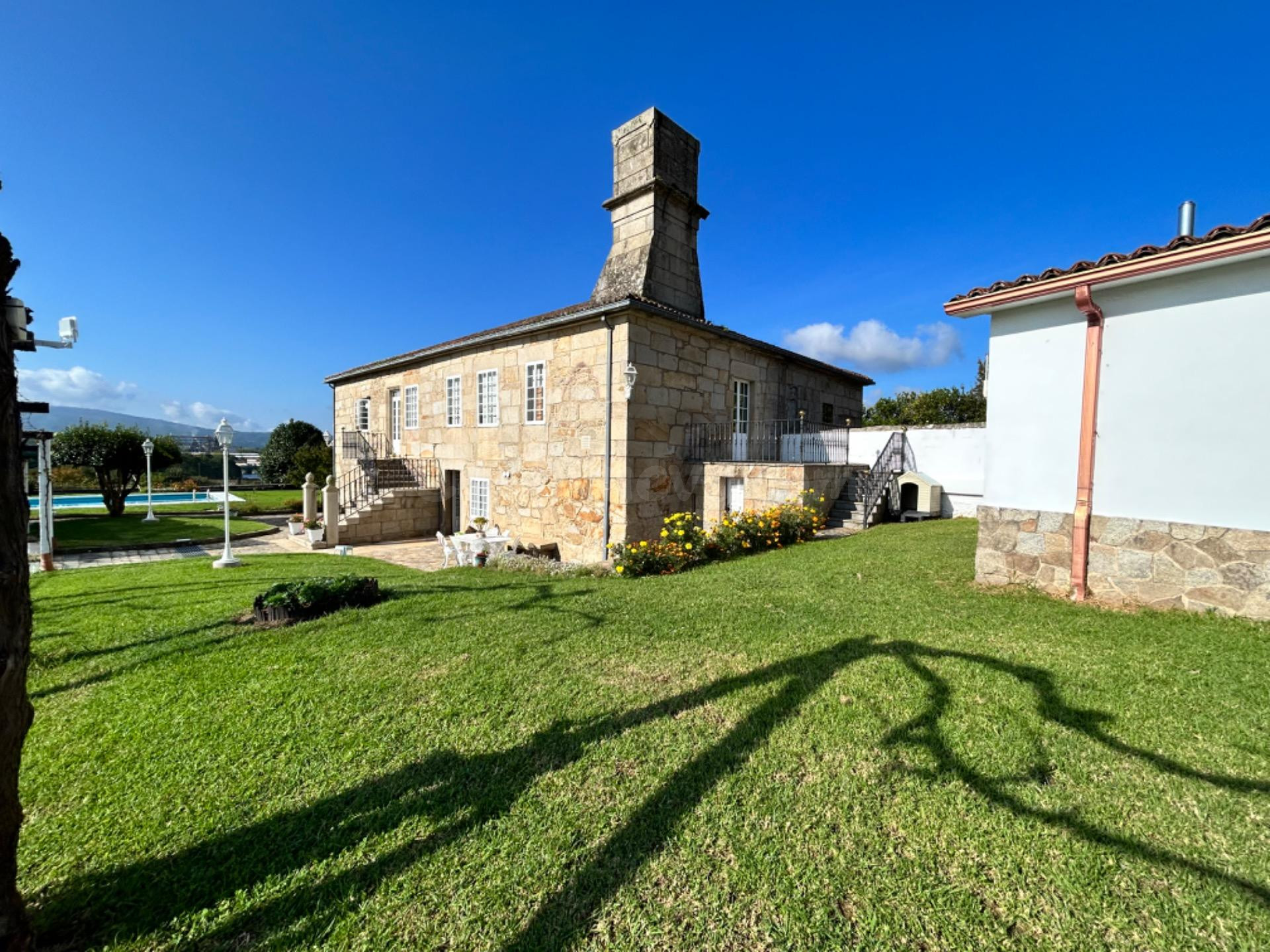 SE VENDE ESPECTACULAR CASA CON PISCINA Y AMPLIO JARDÍN CON A - foto 3