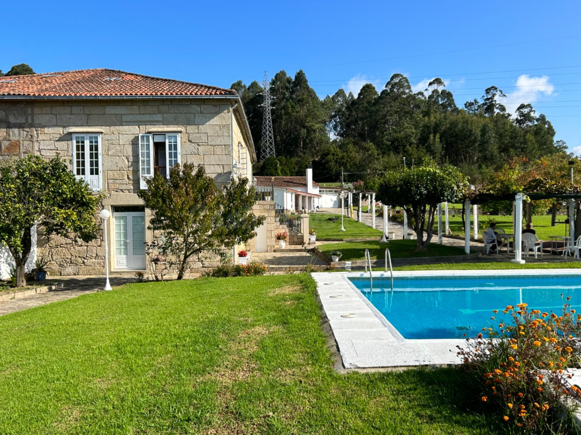 SE VENDE ESPECTACULAR CASA CON PISCINA Y AMPLIO JARDÍN CON A - foto 4