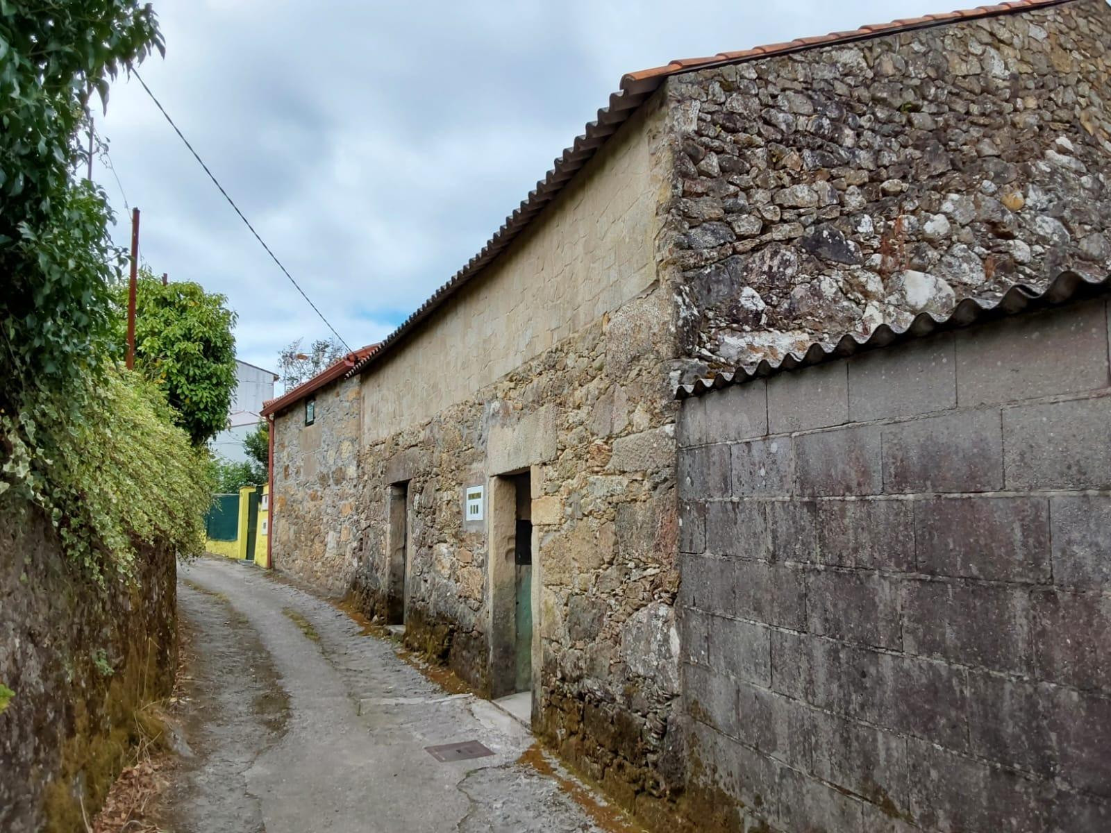SE VENDE CASA PARA REFORMAR EN BOIRO CON LOCAL COMERCIAL