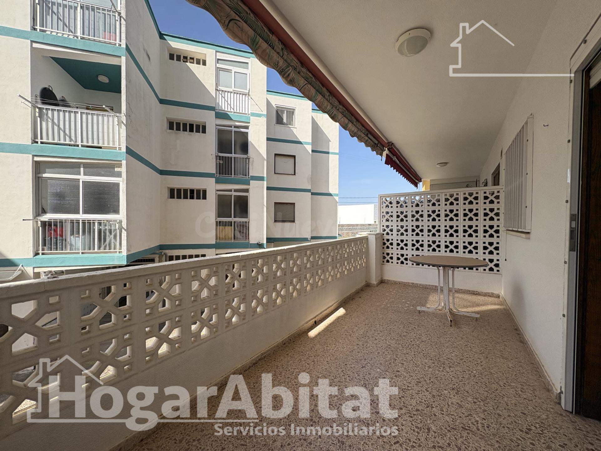 APARTAMENTO CON DOS BALCONES Y GARAJE CERCA DE LA PLAYA