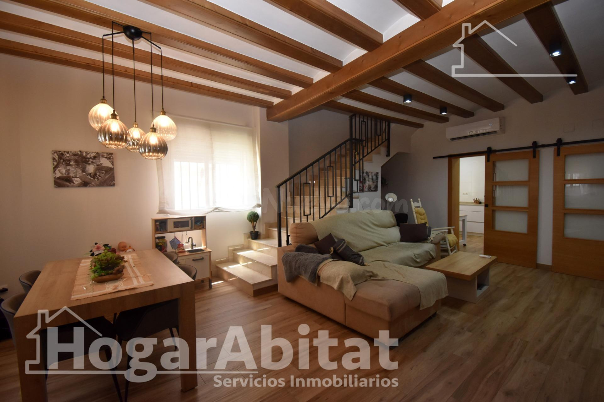 BONITA CASA TOTALMENTE REFORMADA CON GARAJE Y GRAN TERRAZA