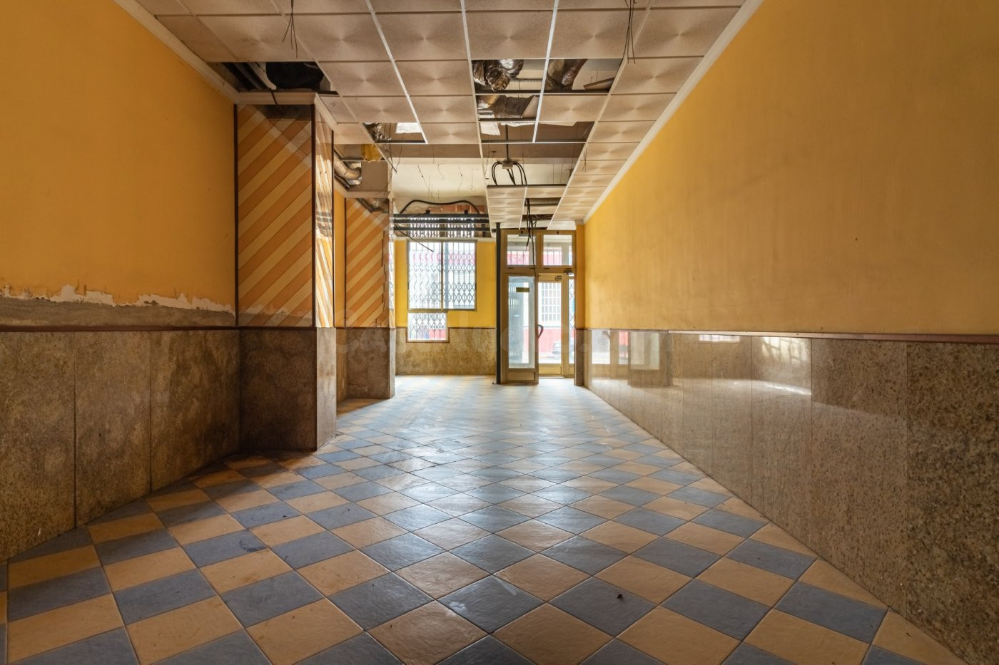 LOCAL COMERCIAL CON 6 METROS DE FACHADA Y 231 M2 - foto 3