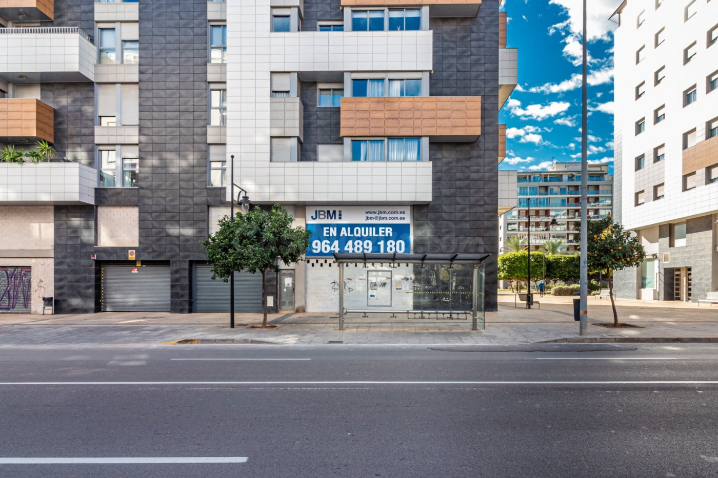 AMPLIO LOCAL DIAFANO  DE 235 M2 A TRES FACHADAS Y DOBLE ALTURA EN HERMANOS BOU