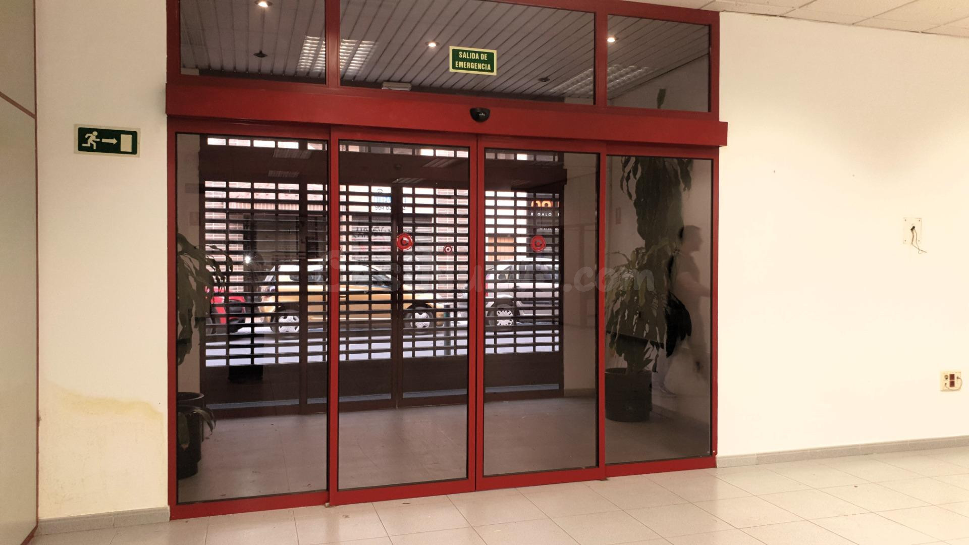 AMPLIO LOCAL COMERCIAL CON UNA SUPERFICIE DE 955 M2 Y RECAYENTE A DOS CALLES