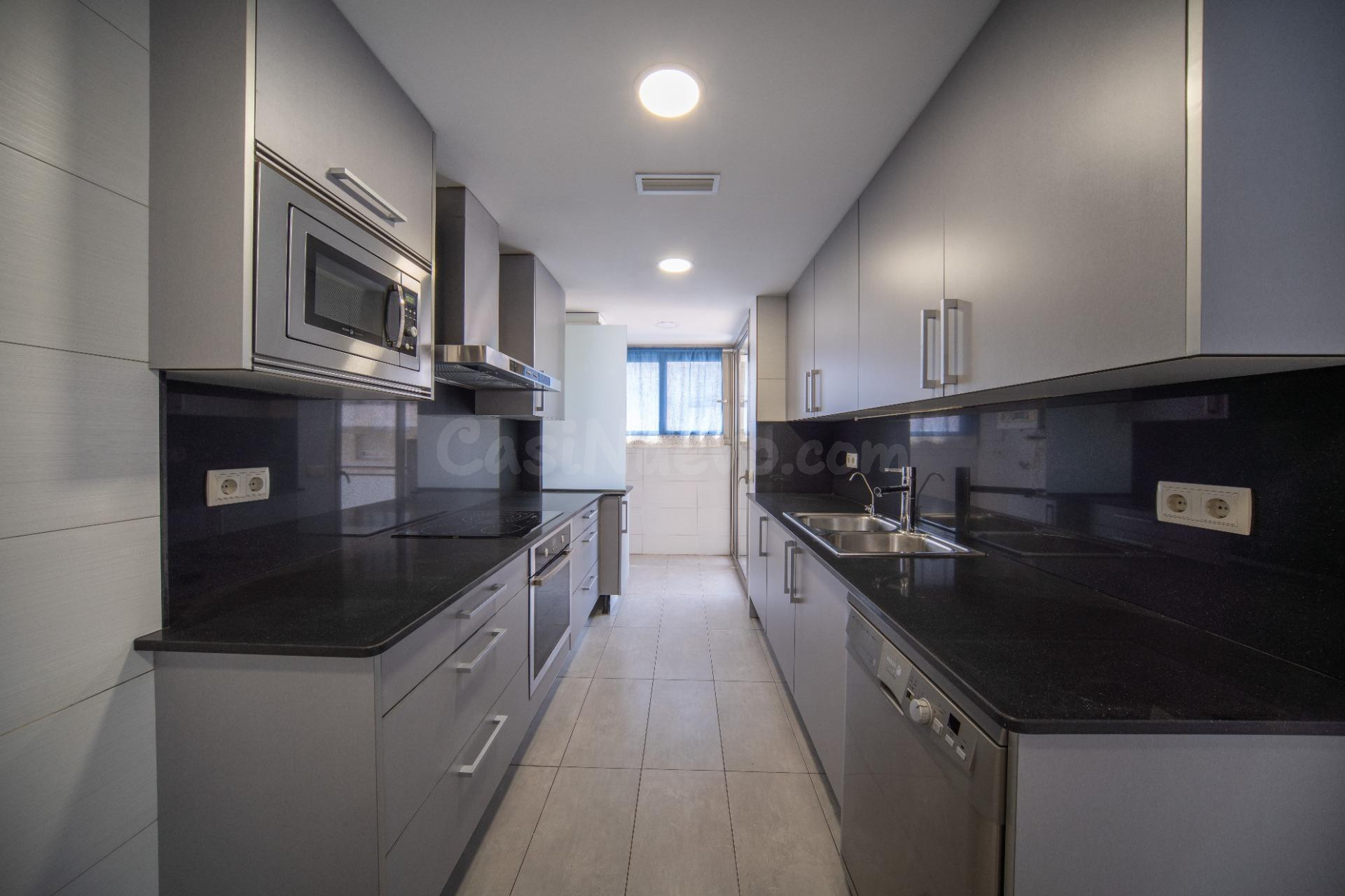 FANTÁSTICO PISO CON GRAN TERRAZA, PKG Y TRASTERO ZONA HOSPIT - foto 3