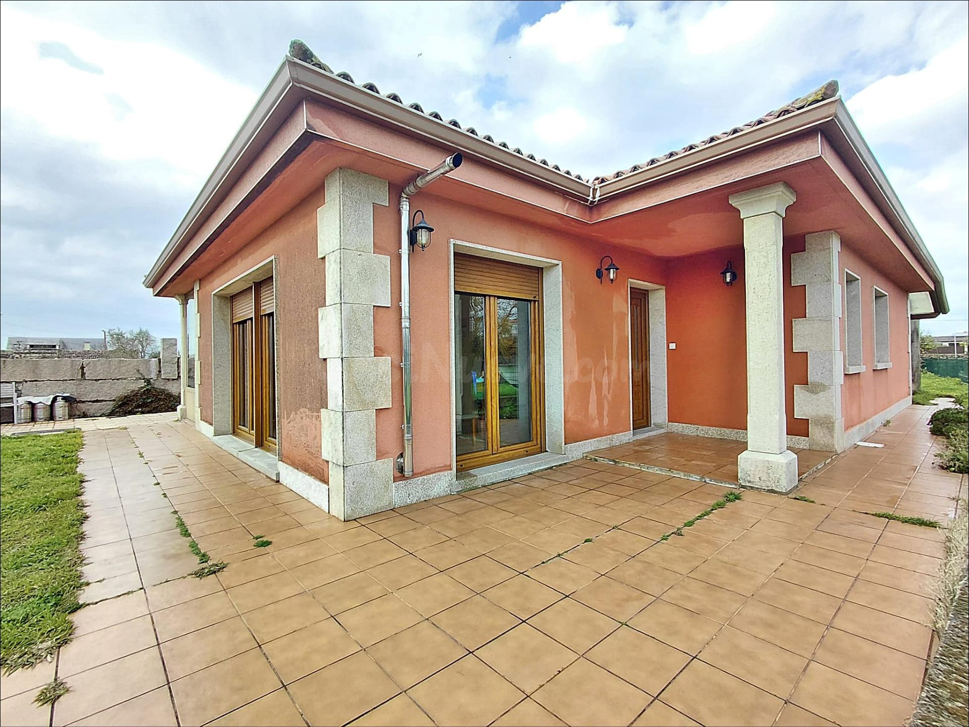 CHALET DE PLANTA BAJA EN VILANOVA DE AROUSA | Confort, Intim