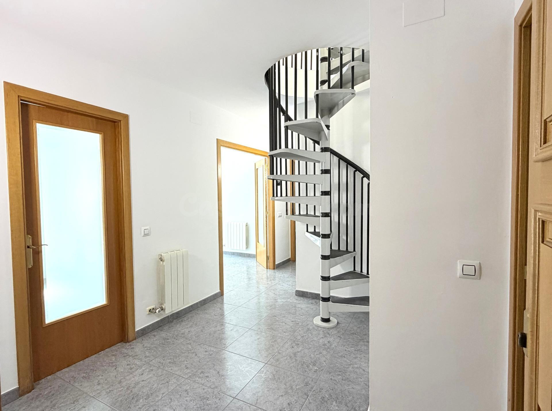 FÁNTASTICO DÚPLEX CON TERRAZA Y PKG! - foto 2