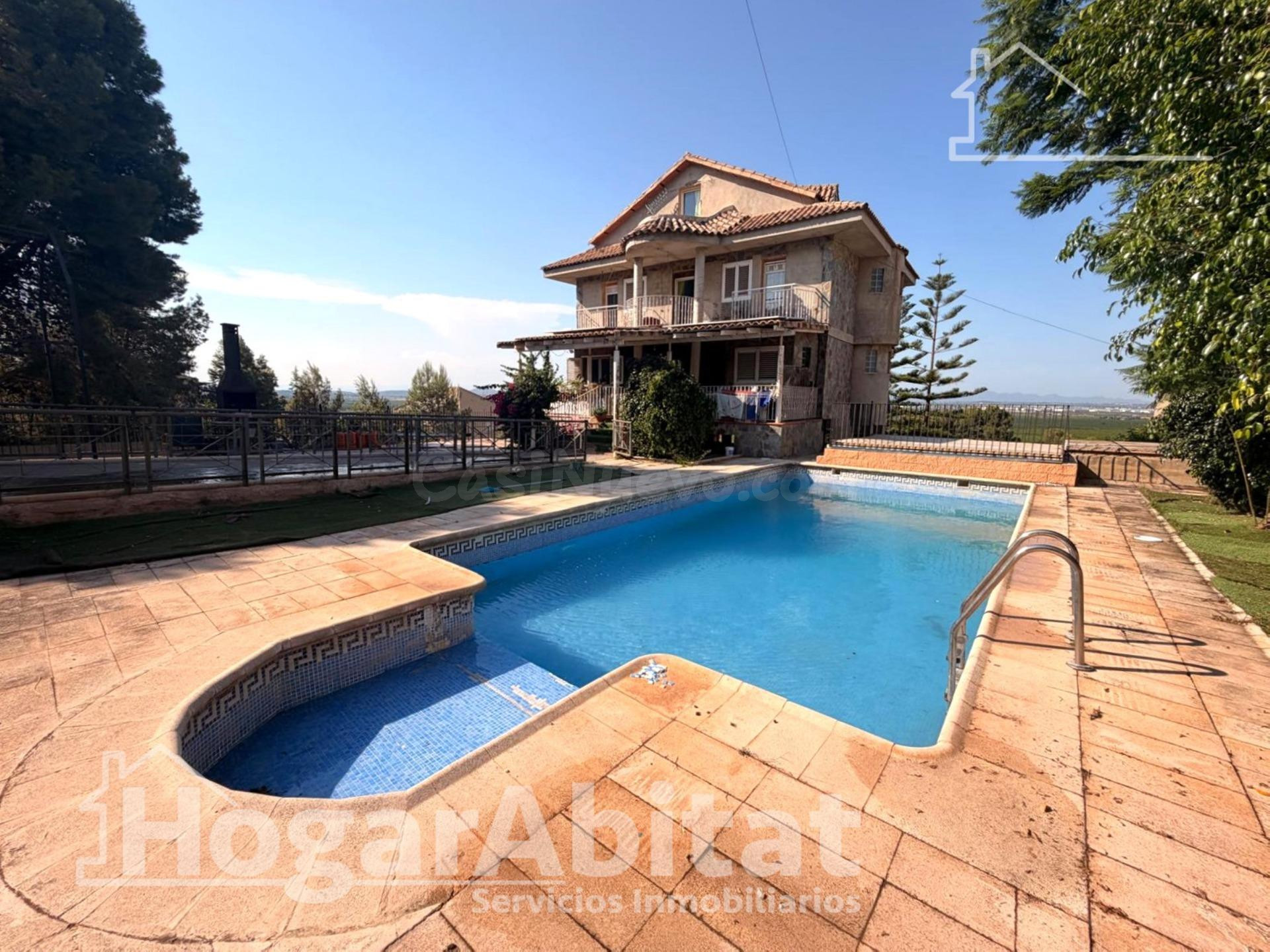 GRAN CHALET DE TRES PLANTAS CON GARAJE Y PISCINA PARA REFORM