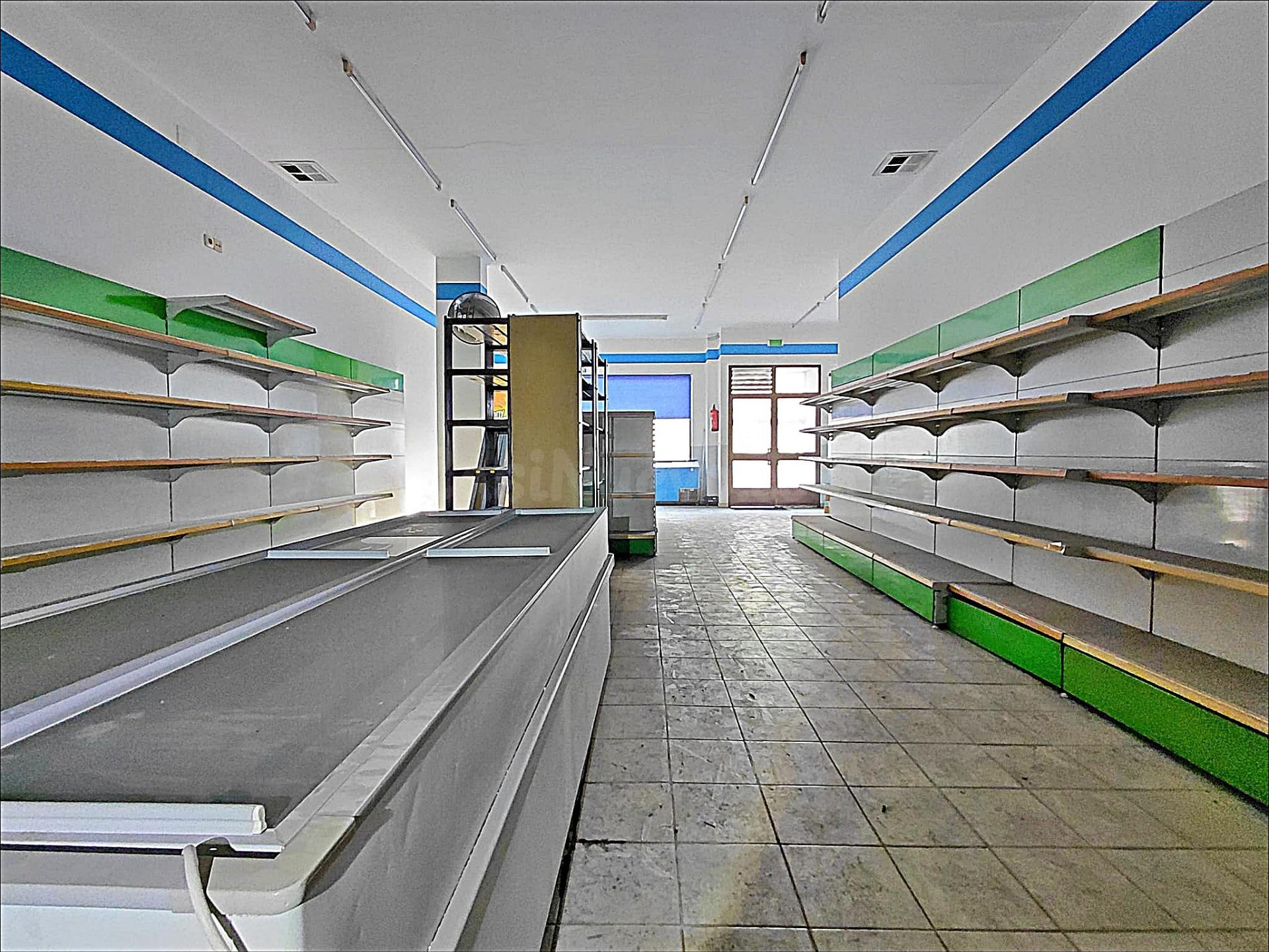 Bajo Comercial en Avda. Rosalía de Castro | 7 metros de Fach - foto 3