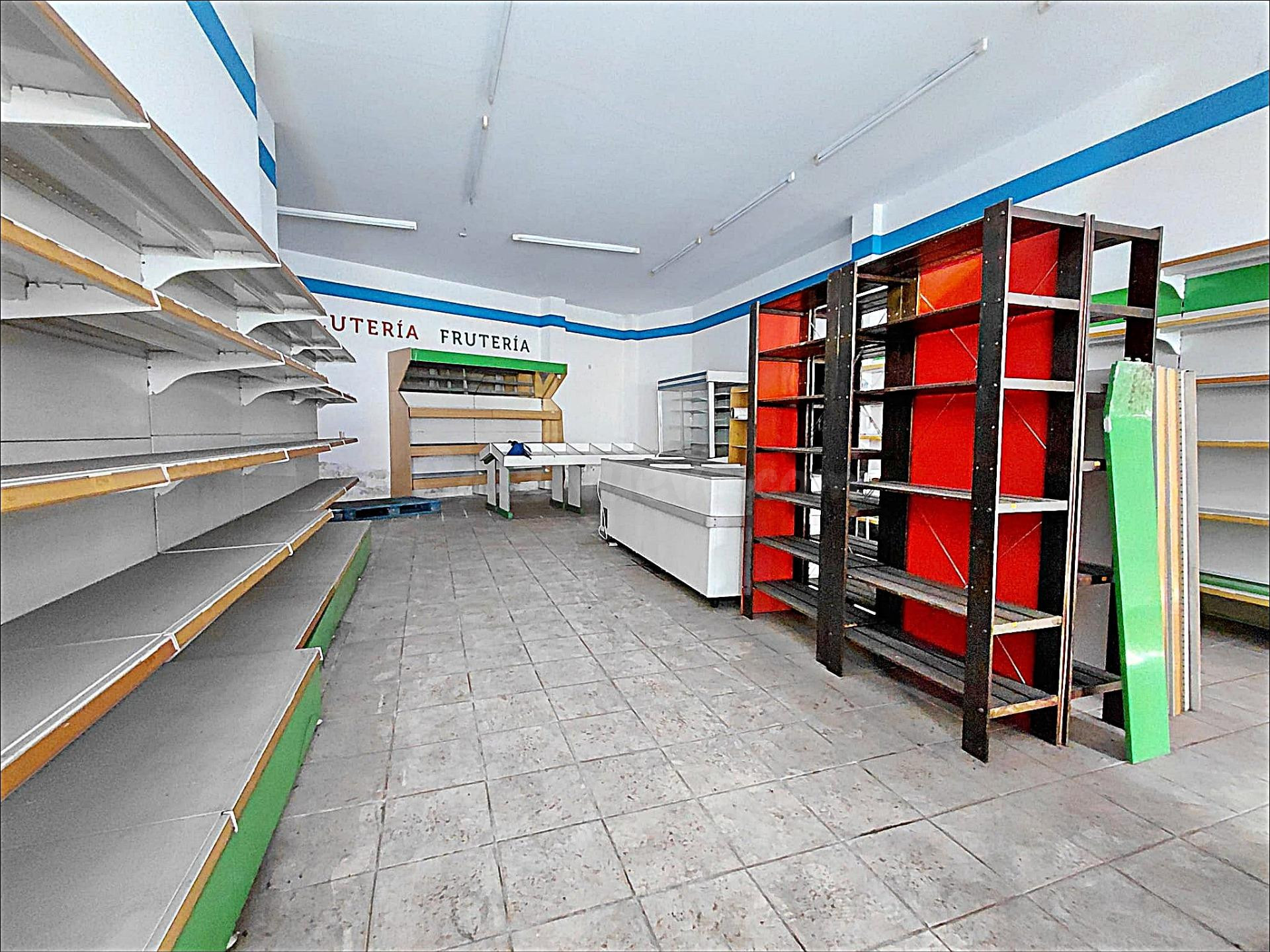 Bajo Comercial en Avda. Rosalía de Castro | 7 metros de Fach - foto 4