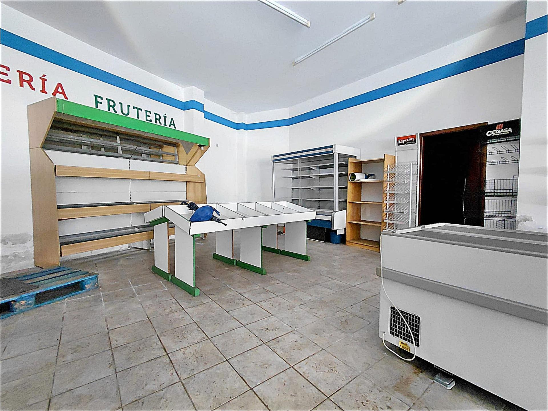 Bajo Comercial en Avda. Rosalía de Castro | 7 metros de Fach - foto 5