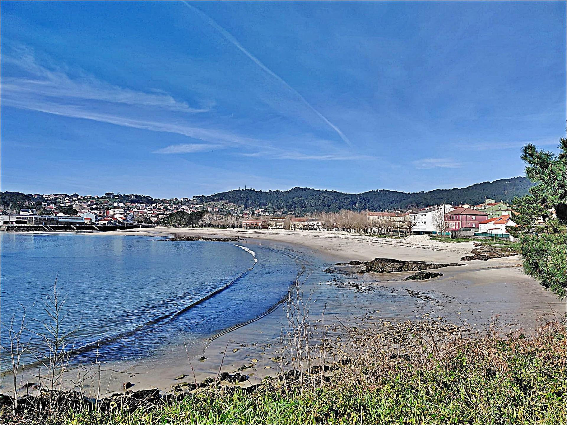 Local de 127m2 frente a Playa Parameán | 21m de Fachada | El Corazón de Esteiro (Muros)